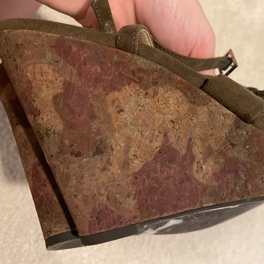 Size 9 olive wedge heels - Picture 3 of 4